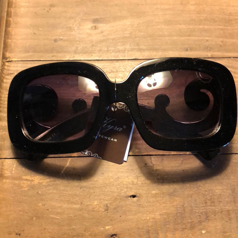 Trendy Retro fashion sunglasses